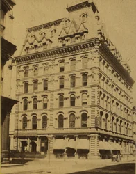Bâtiment de la Singer Sewing Machine Company. Cinquième rue (Broadway) et rue Locust. Construit au début des années 1870